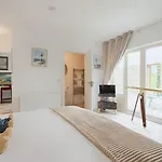 Holland House No3 * Droíchead an Chláir