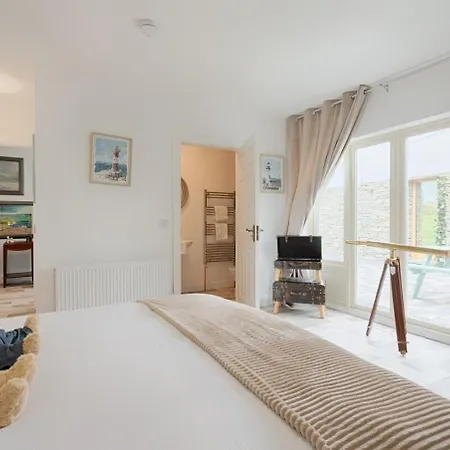 Holland House No3 * Droíchead an Chláir